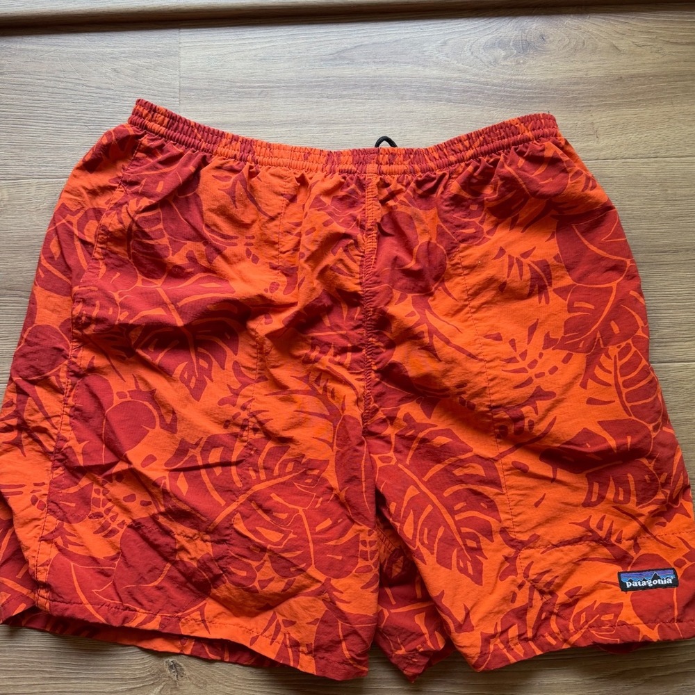 Patagonia Mens Baggies Shorts Orange Red Tropical Leaf Print 6 Inch Inseam L